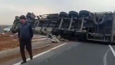Mardin'de TIR Devrildi, Sürücü Yaralandı