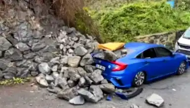 Sarıyer'de Duvar Aracın Üzerine Çöktü!